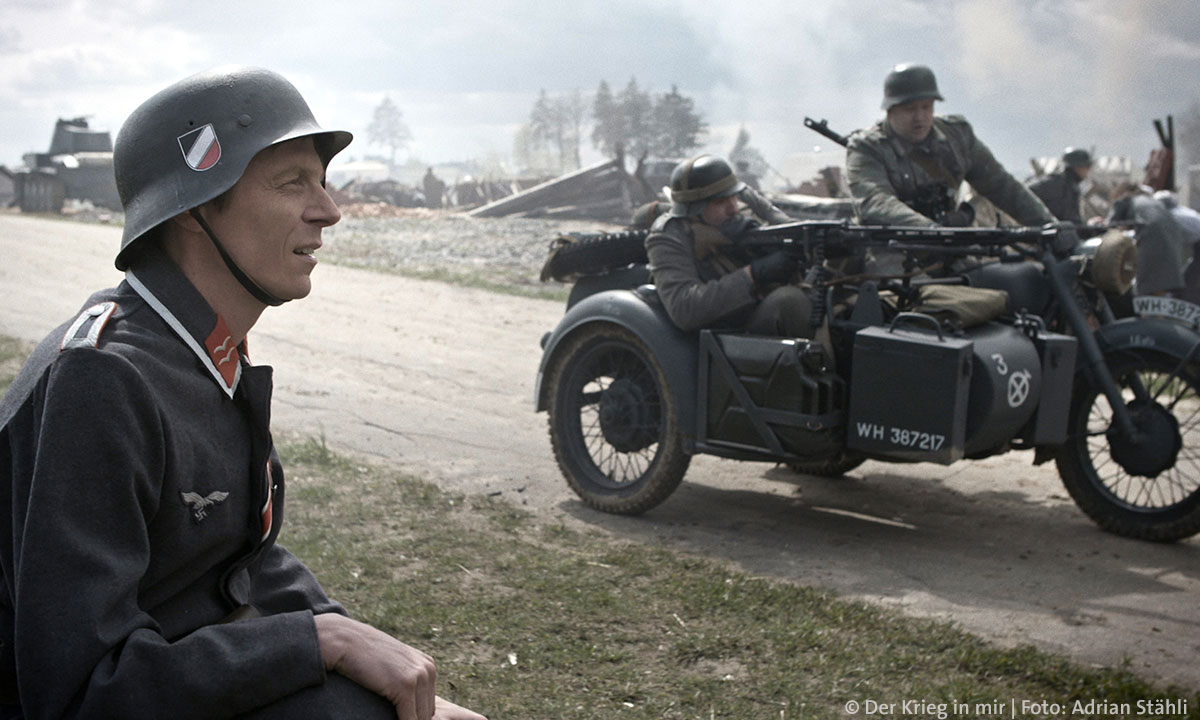 15_Der-Krieg-in-mir_ZDF_3_Sebastian_Heinzel_Schlachtfeld_c_Der-Krieg-in-mir-Adrian-Stähli_web.jpg 15_Der-Krieg-in-mir_ZDF_3_Sebastian_Heinzel_Schlachtfeld_c_Der-Krieg-in-mir-Adrian-Stähli_web.jpg