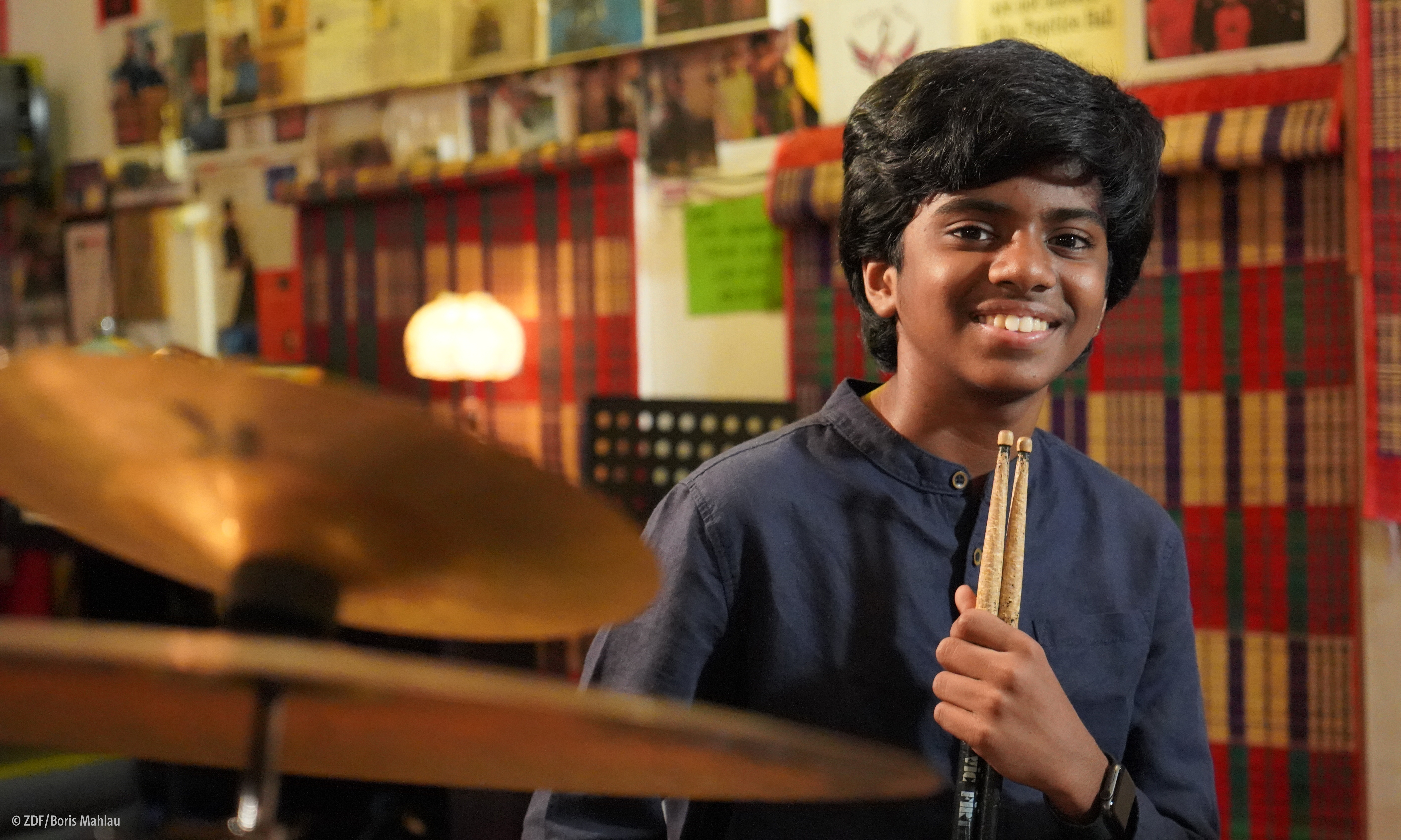 "'Diesen Kuss der ganzen Welt' – Beethoven heute": Ein Junge sitzt am Schlagzeug. In der Hand hält er Drumsticks. © ZDF/Boris Mahlau