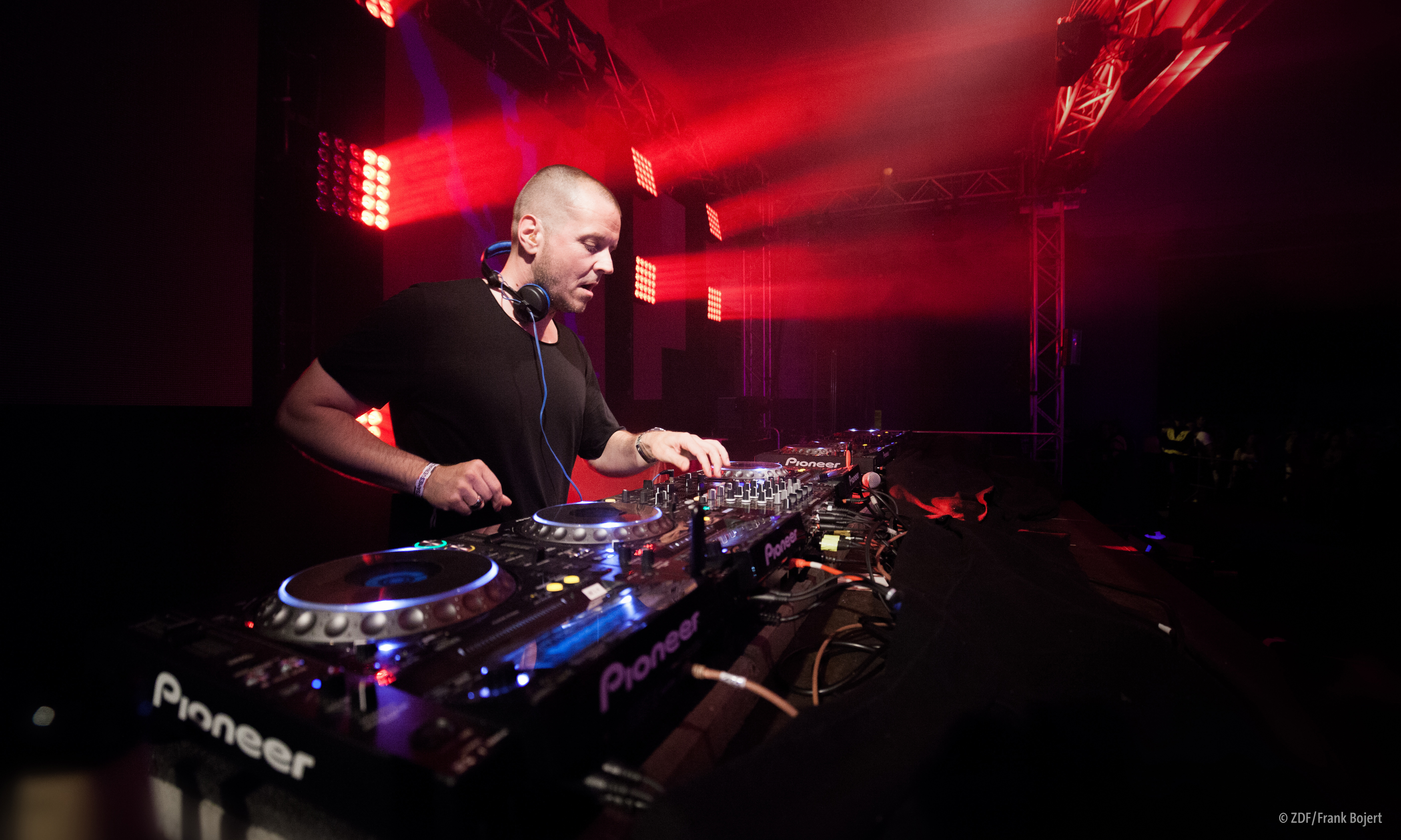 "'Diesen Kuss der ganzen Welt' – Beethoven heute": Ein Mann steht an einem Mischpult. Der fensterlose Raum ist in rotes Licht getaucht. © ZDF/Frank Bojert