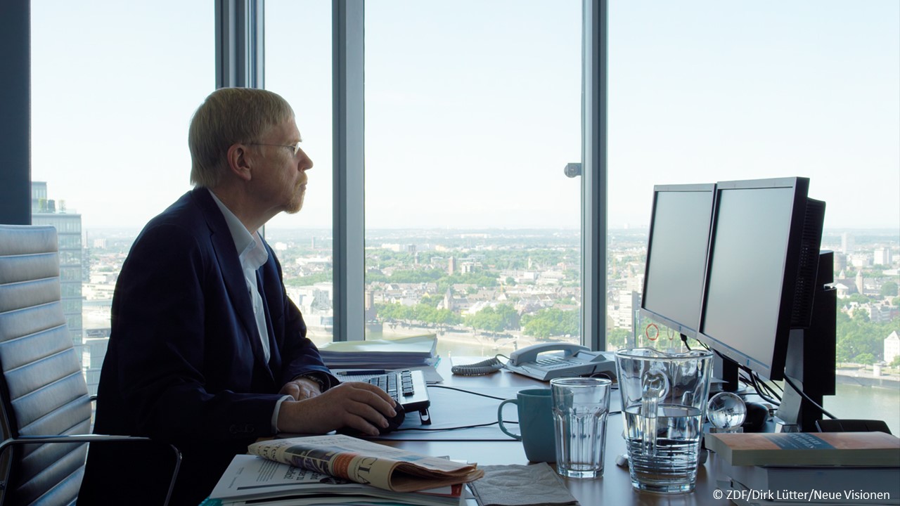 3sat Dokumentarfilmherbst Oeconomia Thomas Mayer ehemaliger Chefsvolkswirt Deutsche Bank im Büro c ZDF Dirk Lütter Neue Visionen web