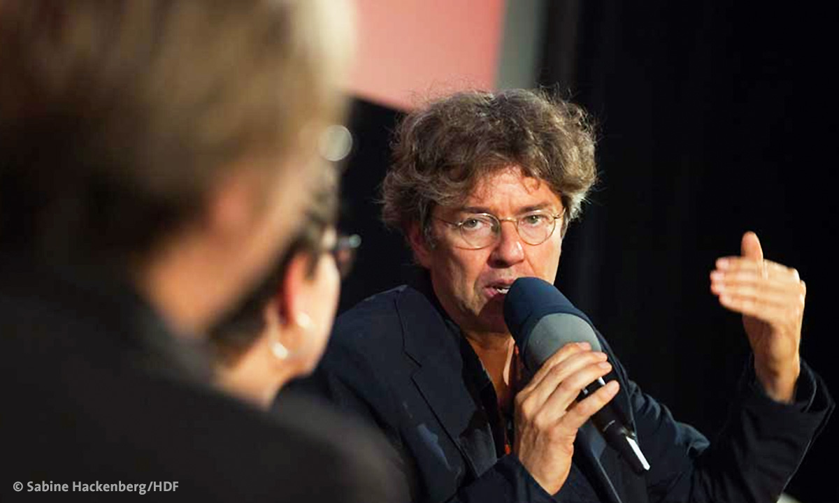 Bild: Andres Veiel im Gespräch bei DOKVILLE 2017 (Foto: Sabine Hackenberg/HDF)