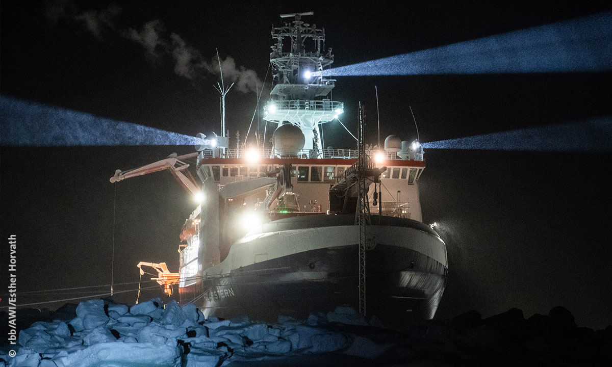 Filmstill aus Expedition Arktis, zu sehen ist ein Schiff im Ewigen Eis (Foto: rbb/AWI/Esther Horvath)