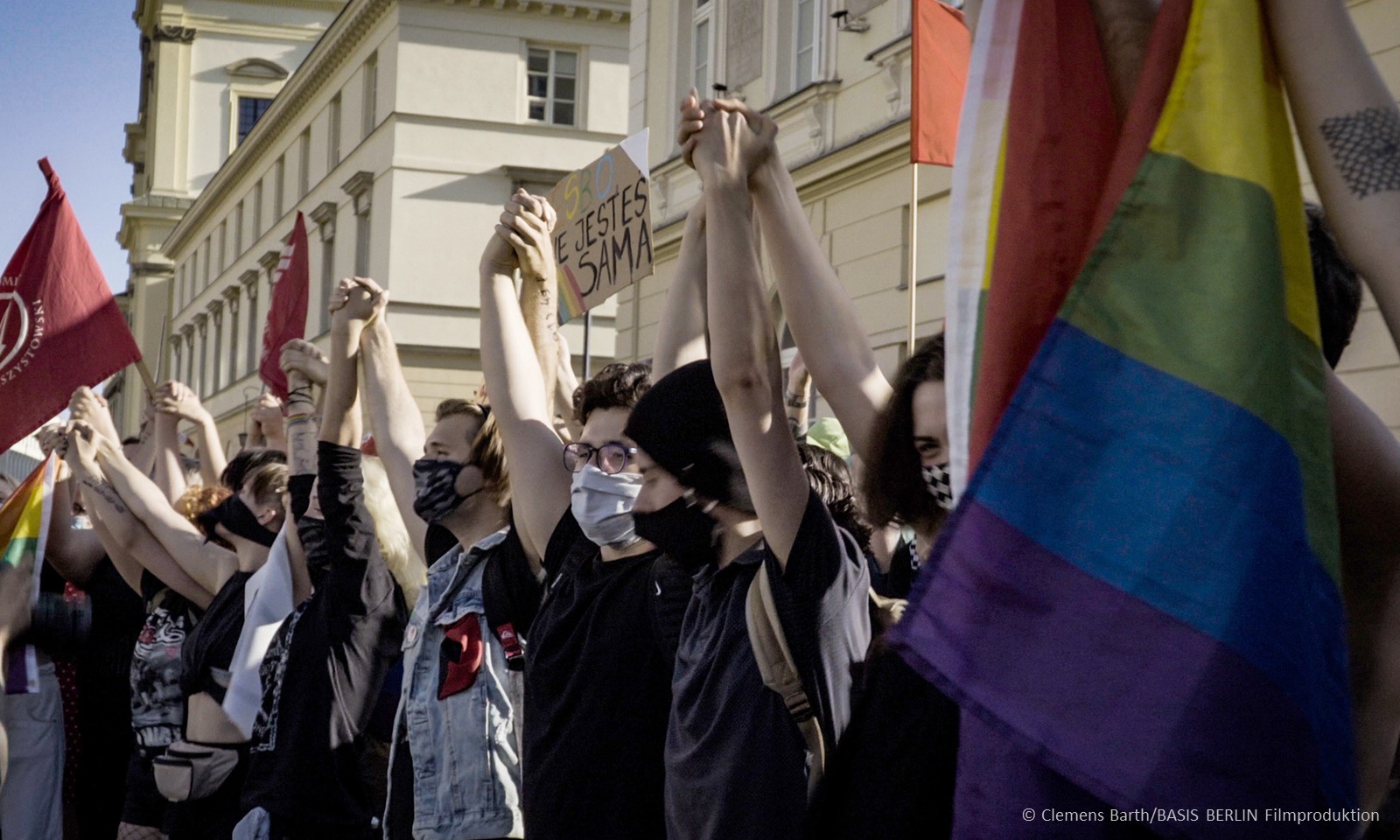 Filmstill aus "Und jetzt wir!": Teilnehmer einer LGBTQ-Demonstration in Warschau (c) Clemens Barth/BASIS BERLIN Filmproduktion