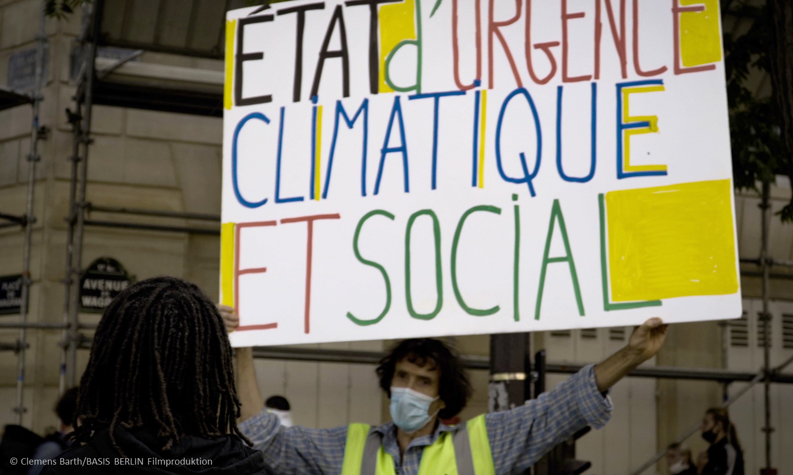 Filmstill aus "Und jetzt wir!": Eine Frau bei einem Klima-Protest in Paris (c) Clemens Barth BASIS BERLIN Filmproduktion