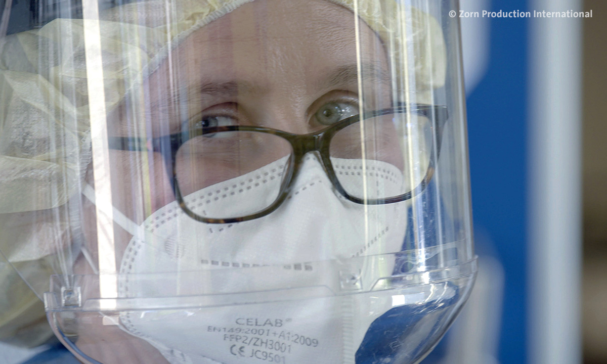 Corona-Themenabend bei Arte: Hier zu sehen ist eine Frau in Schutzausrüstung (Foto: Zorn Production International)