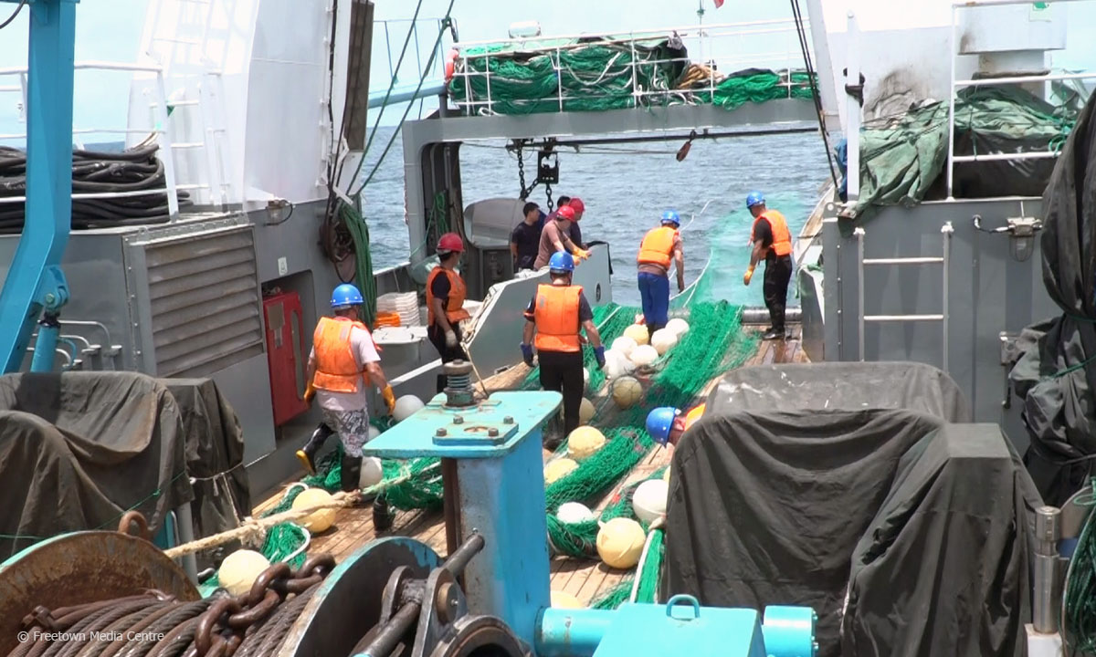 Filmstill "Neue Boote, leere Netze": Chinesischer Trawler mit Besatzung, © Freetown Media Centre
