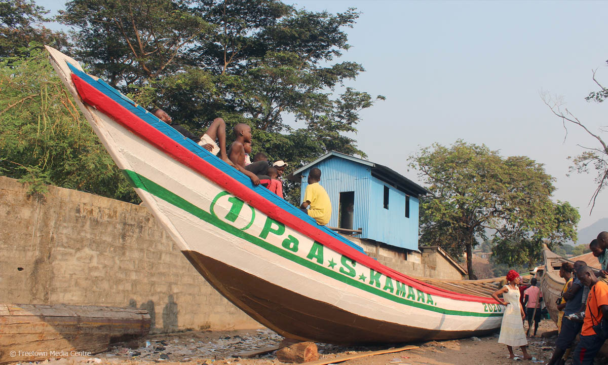 Filmstill "Neue Boote, leere Netze": Neu gebautes Fischerboot, © Freetown Media Centre