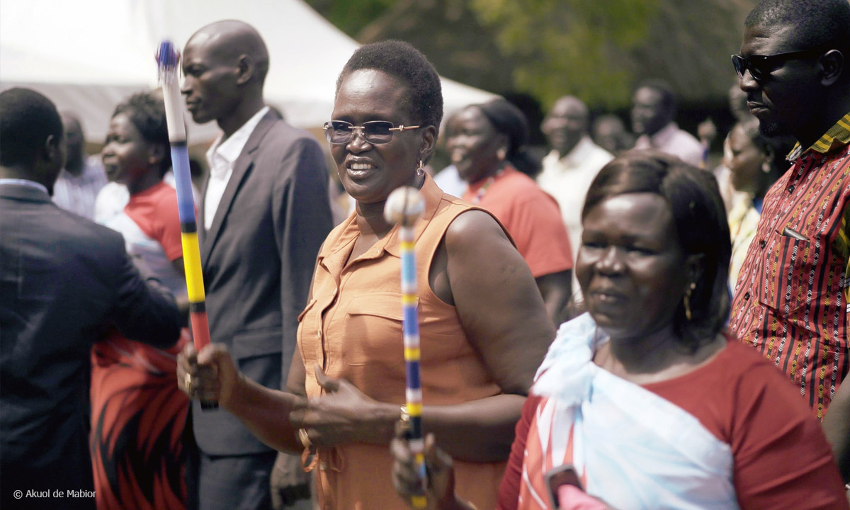 Filmstill "Rückkehr ins Land meiner Mutter": Rebecca Nyandeng de Mabior bei politischer Aktion, © Akuol de Mabior
