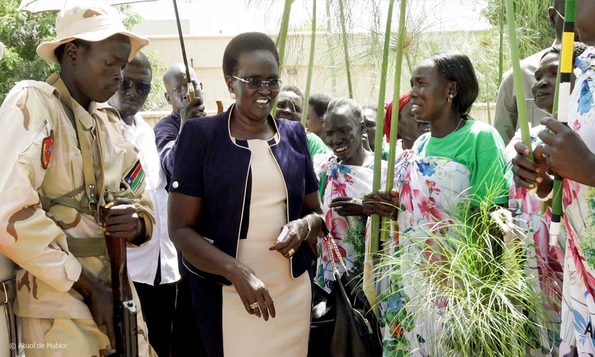 Filmstill "Rückkehr ins Land meiner Mutter": Rebecca Nyandeng de Mabior, umgeben von Menschenmenge, © Akuol de Mabior