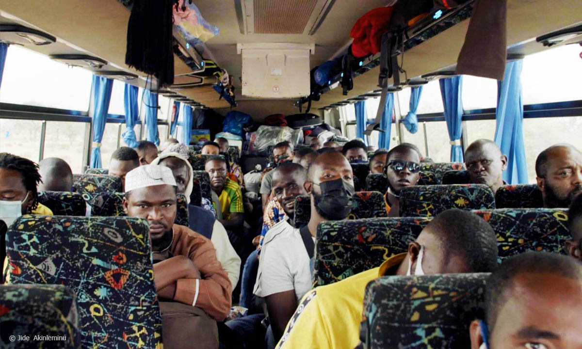 Filmstill Lagos – Tanger: Nigerianer in einem Bus; © Jide Akinleminu