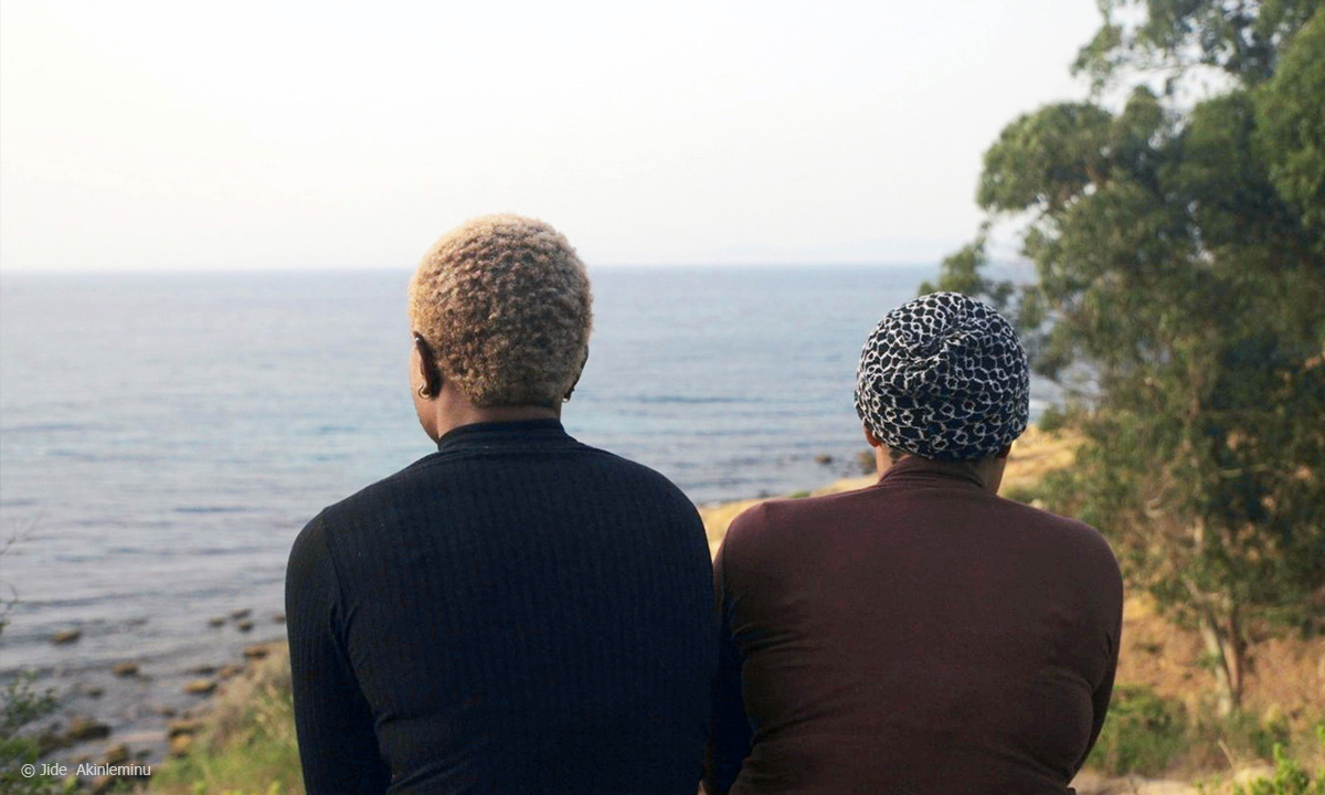 Filmstill Lagos – Tanger: Laura (li.) und Sandra (re.) blicken voller Hoffnung auf ihre Zukunft in Spanien, auf der anderen Seite des Meeres, © Jide Akinleminu