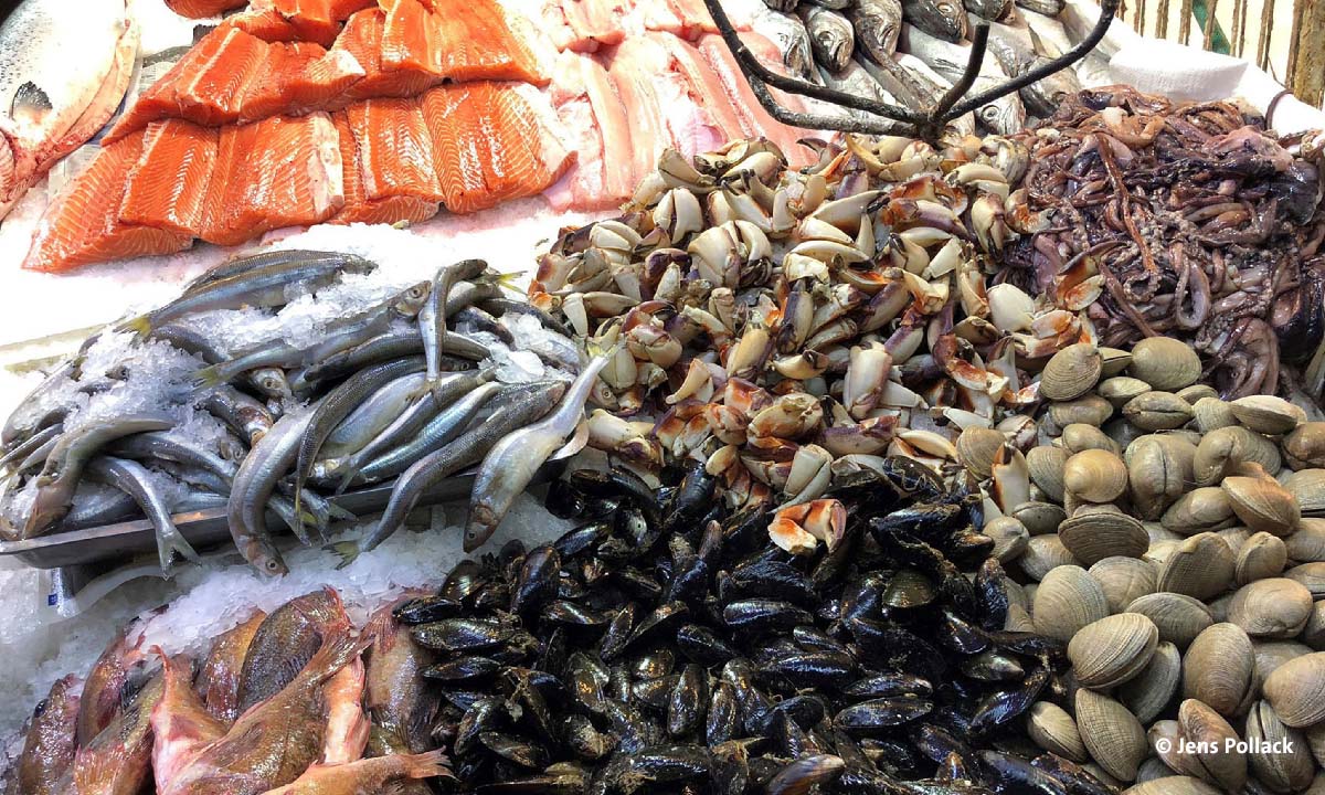 Angebotener Fisch auf dem Fischmarkt