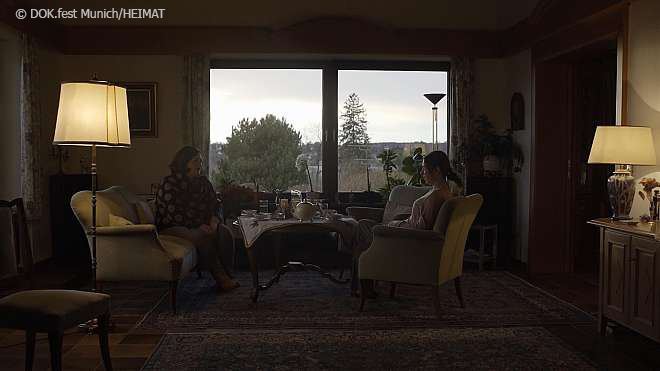 DOK fest Munich: Filmstill "Heimat", Menschen im Wohnzimmer
