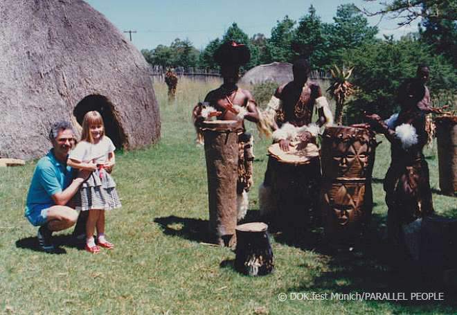 DOK fest Munich: "Parallel People", Menschen auf Wiese