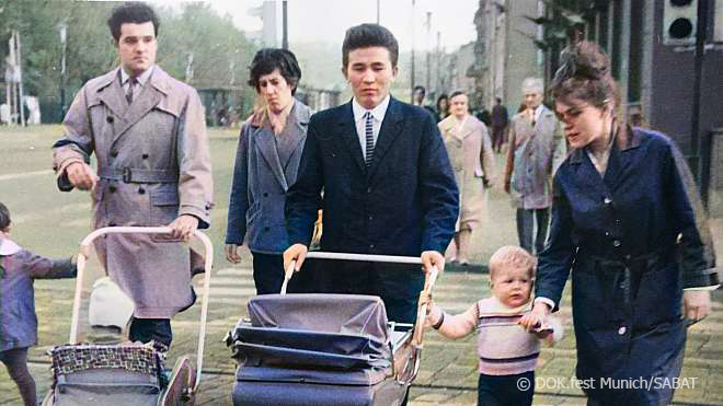 DOK fest Munich: "Sabat", Menschen mit Kinderwägen, alte Aufnahme