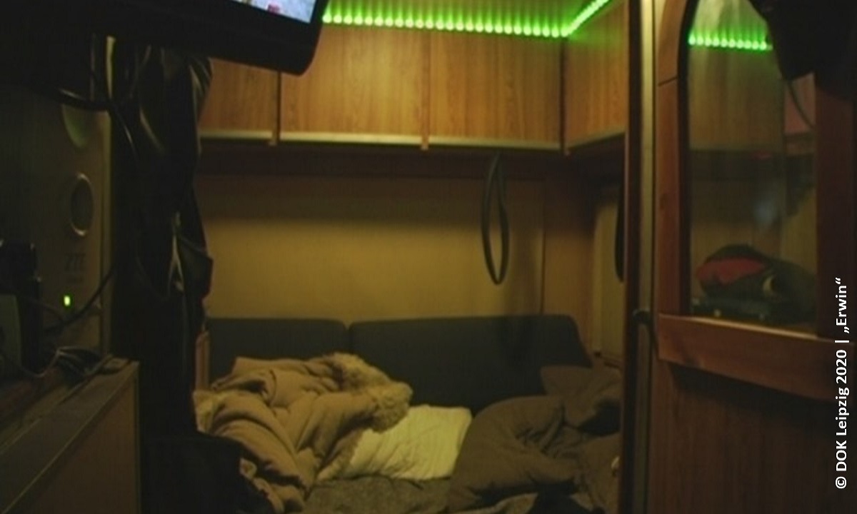 Filmstill aus "Erwin", abgebildet ist das Innere eines Wohnwagens