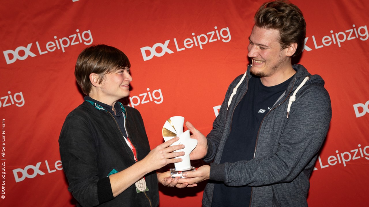 DOK Leipzig 2021 PreisverleihungTauben Rebecca Zehr und Felix Press für A Sound of My Own c Viktoria Conzelmann