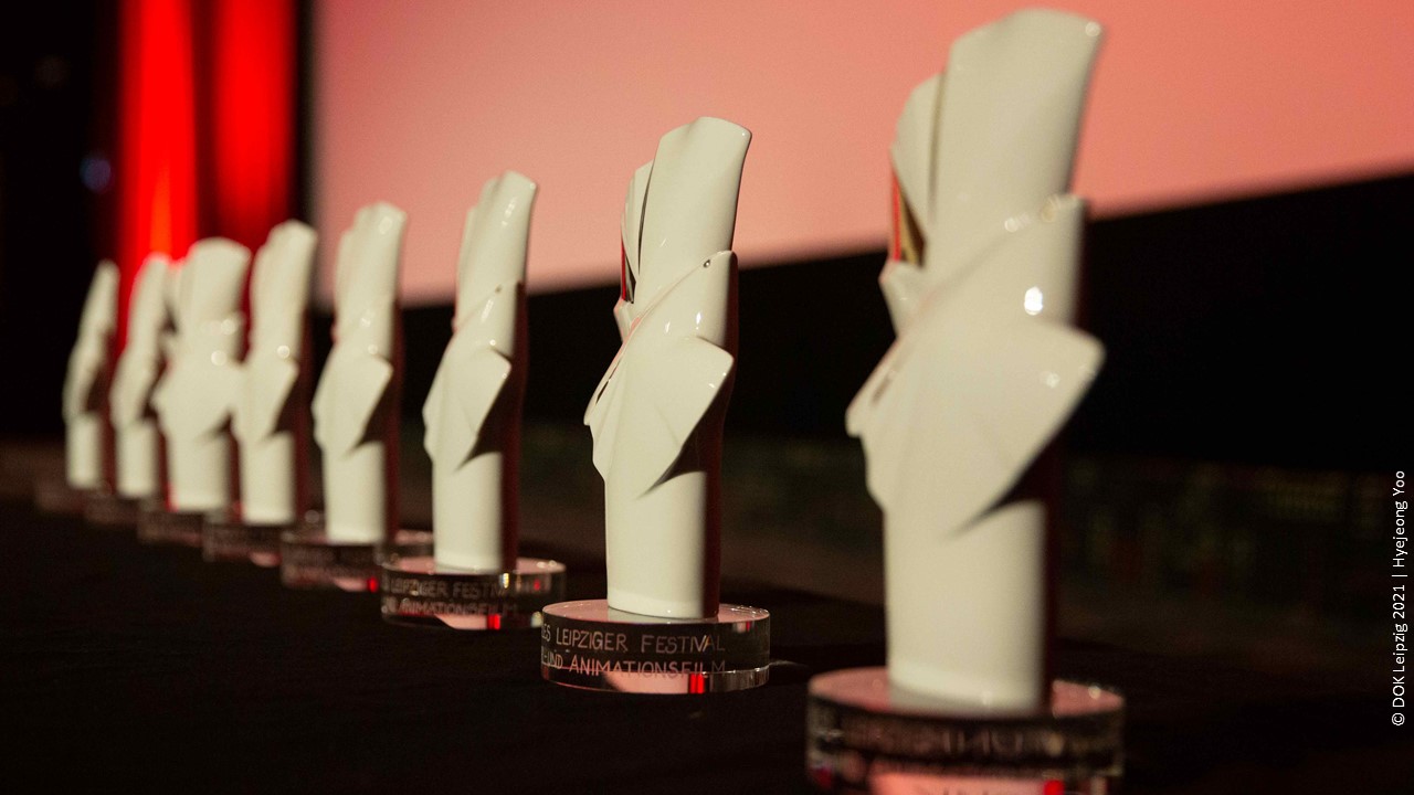 DOK Leipzig 2021 PreisverleihungTauben Trophäen c Hyejeong Yoo