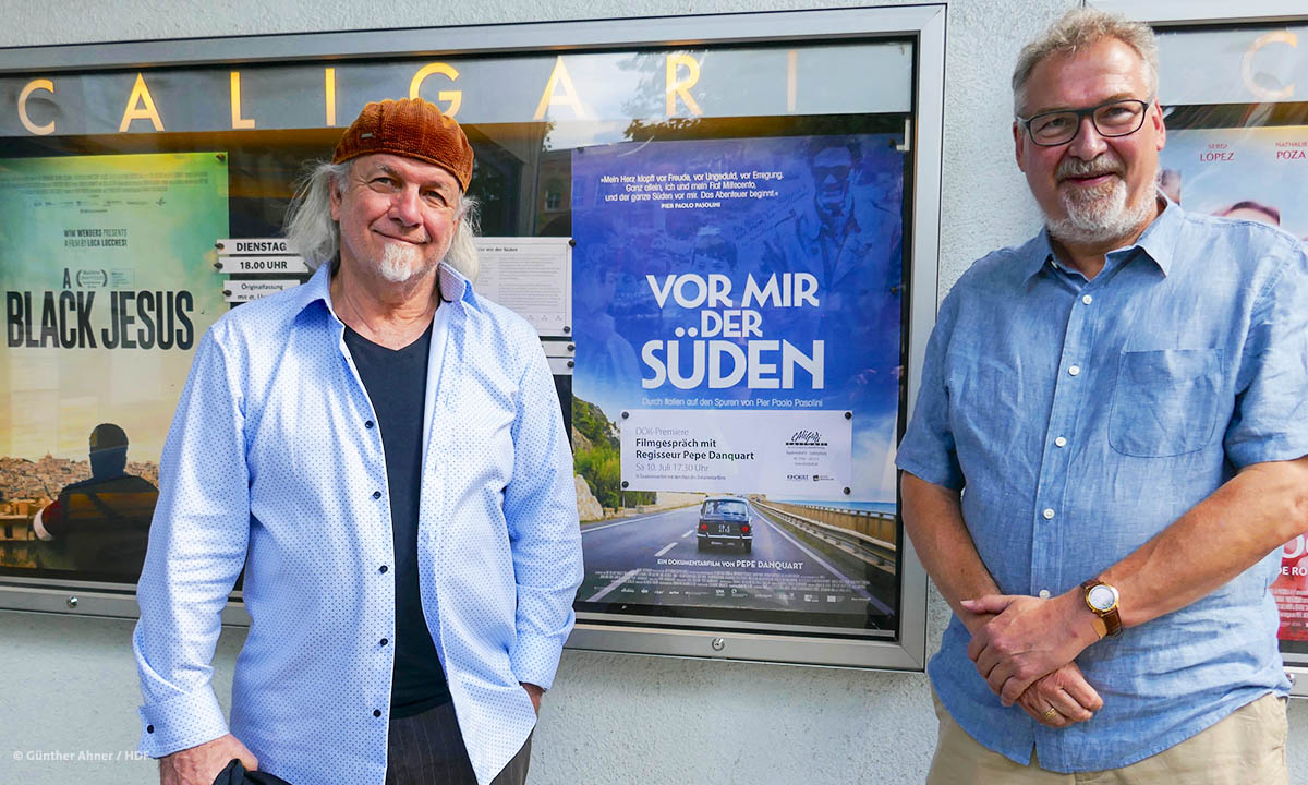 Pepe Danquart vor dem Plakat von "Vor mir der Süden" (Foto: Günther Ahner/HDF)