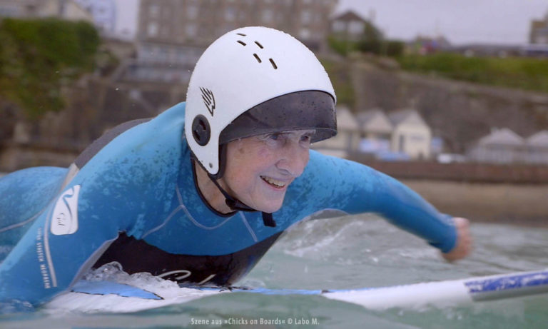 Filmstill aus Chicks on Boards Frau paddelt c Labo M 768x461
