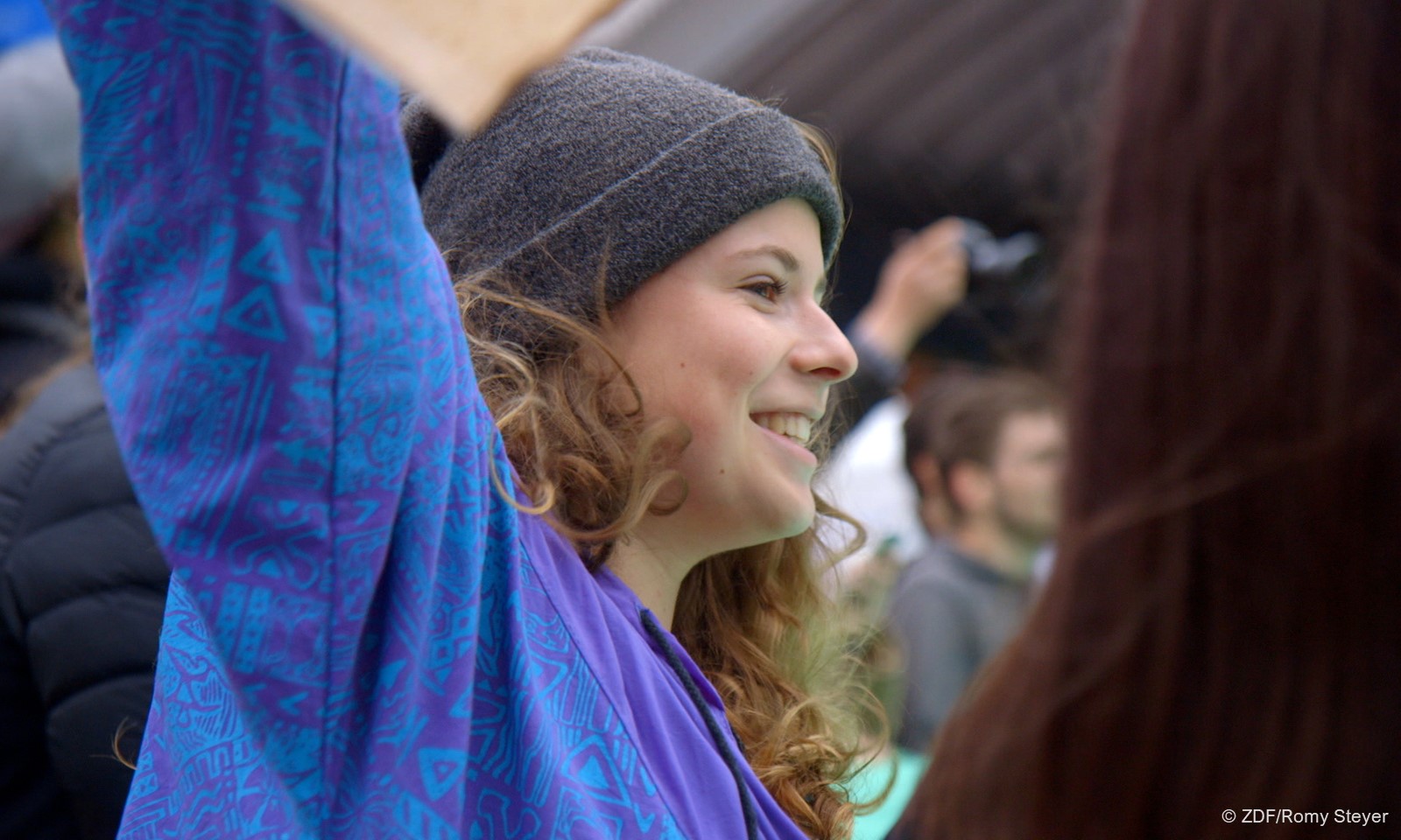 "Ab 18! - Luisa": Junge Frau winkt im Profil. (c) ZDF/Romy Steyer 