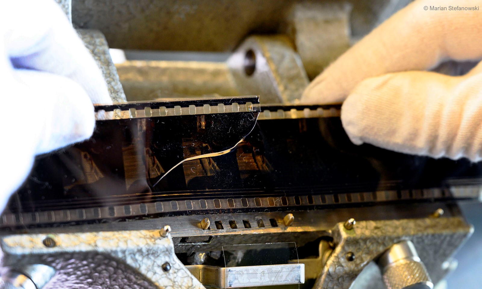 FrameByFram Hand Filmriss Foto MarianStefanowski web