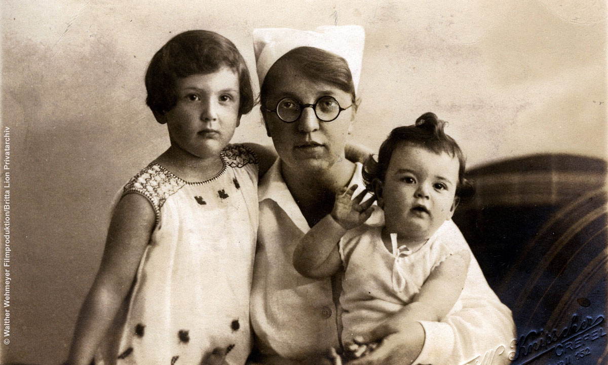 Familienfoto Marianne und Britta Lion in Doku "Shattered - Reise in eine stille Vergangenheit"