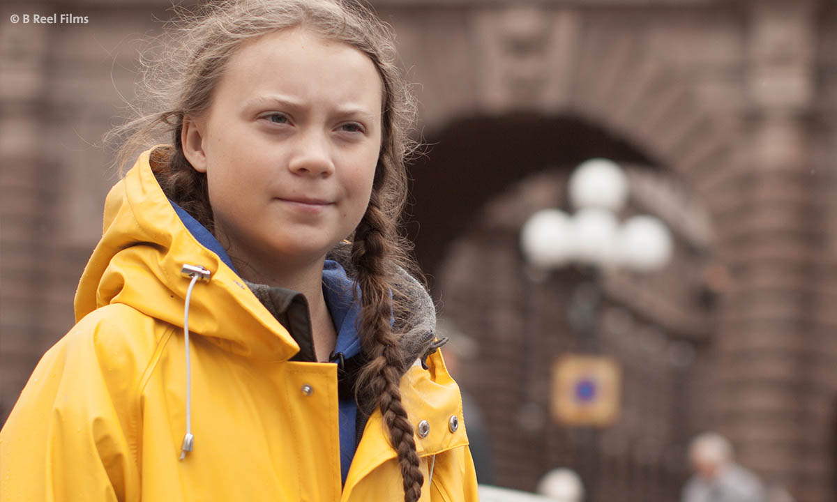 Greta Thunberg vor einem Gebäude.