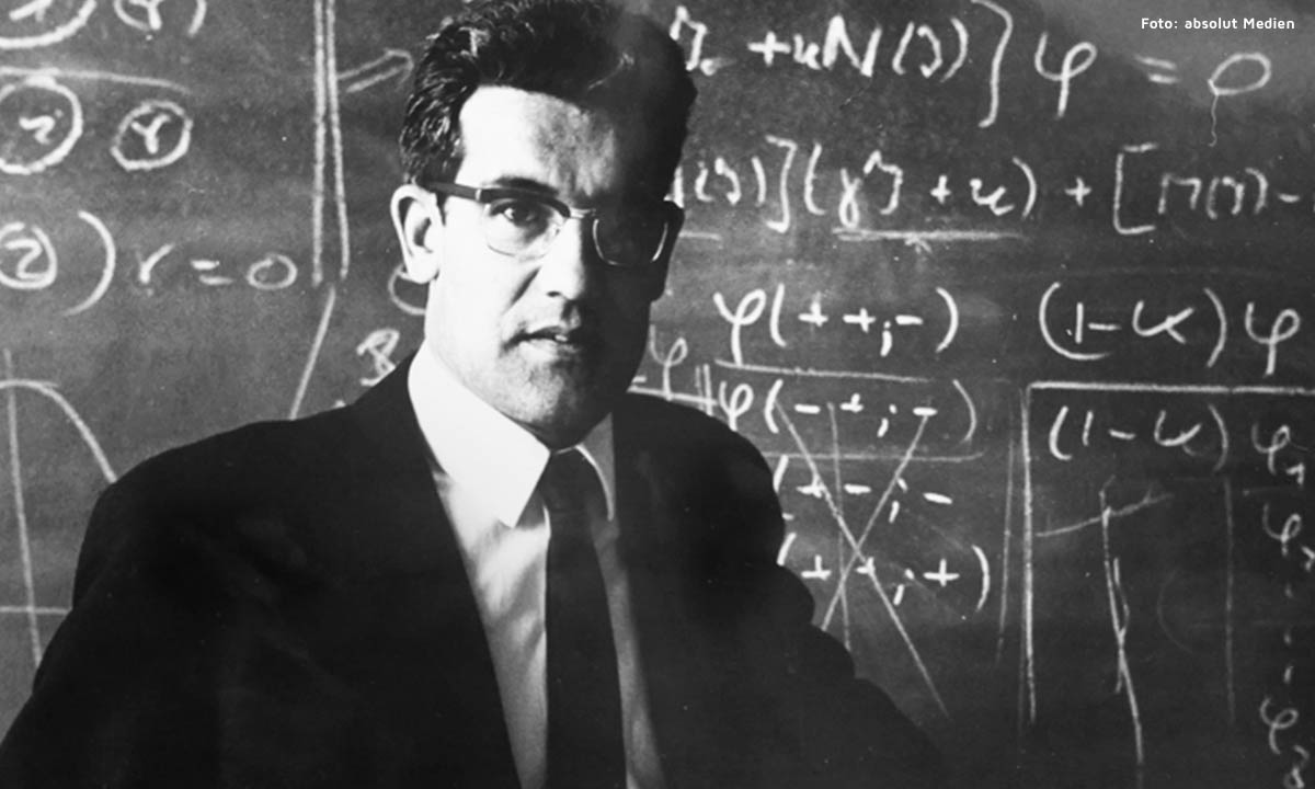 Astrophysiker Hans-Peter Dürr vor einer Tafel mit Formeln