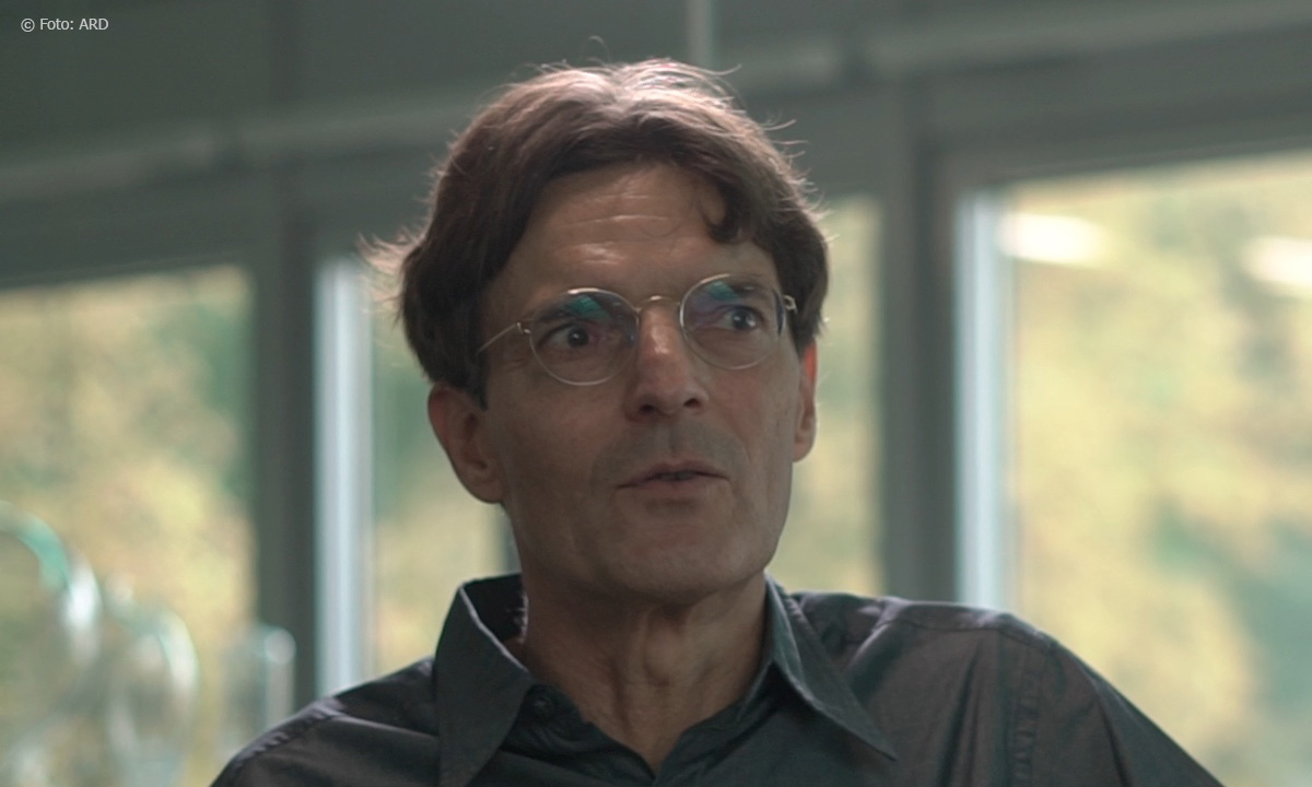 Foto von Hermann Abmayr vor Fensterfront