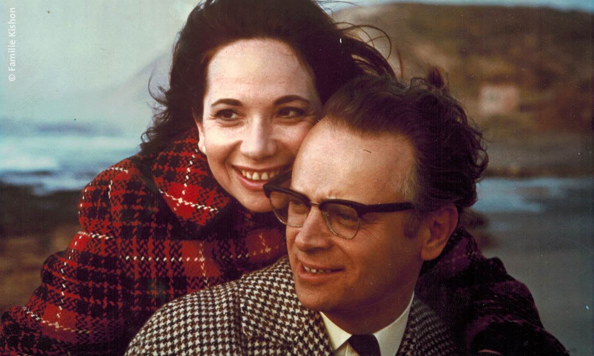 Bild: Ephraim Kishon mit Partnerin am Meer, sie wirken glücklich (by Familie Kishon)