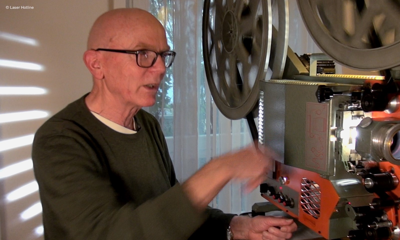 KULTOURHELDEN Gerhard Göbelt mit seinem portablen 35mm Projektor Foto Laser Hotline web