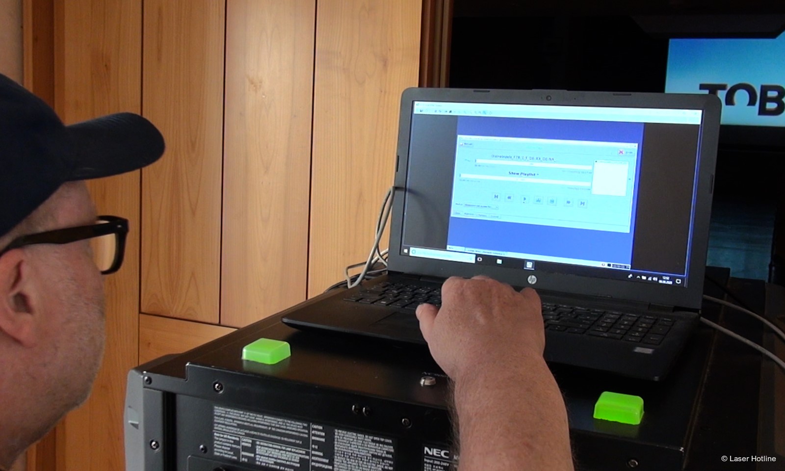 KULTOURHELDEN Klaus Friedrich beim Bildtest Foto Laser Hotline web