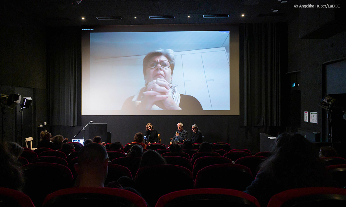 LaDOC Panel im Kino zu DER AST, AUF DEM ICH SITZE. Es spricht Hanspeter Uster, Andrea Hodel-Schmid ist via Zoom auf der Kinoleinwand zu sehen und zugeschaltet (Foto: Angelika Huber/LaDOC)