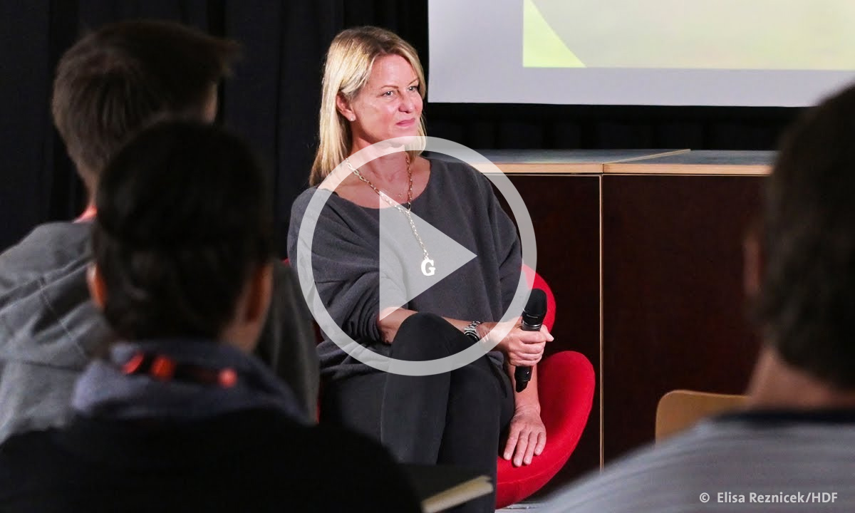 Bild aus der Meisterklasse mit Aelrun Goette inkl. Play-Zeichen (Foto: Elisa Reznicek/HDF)