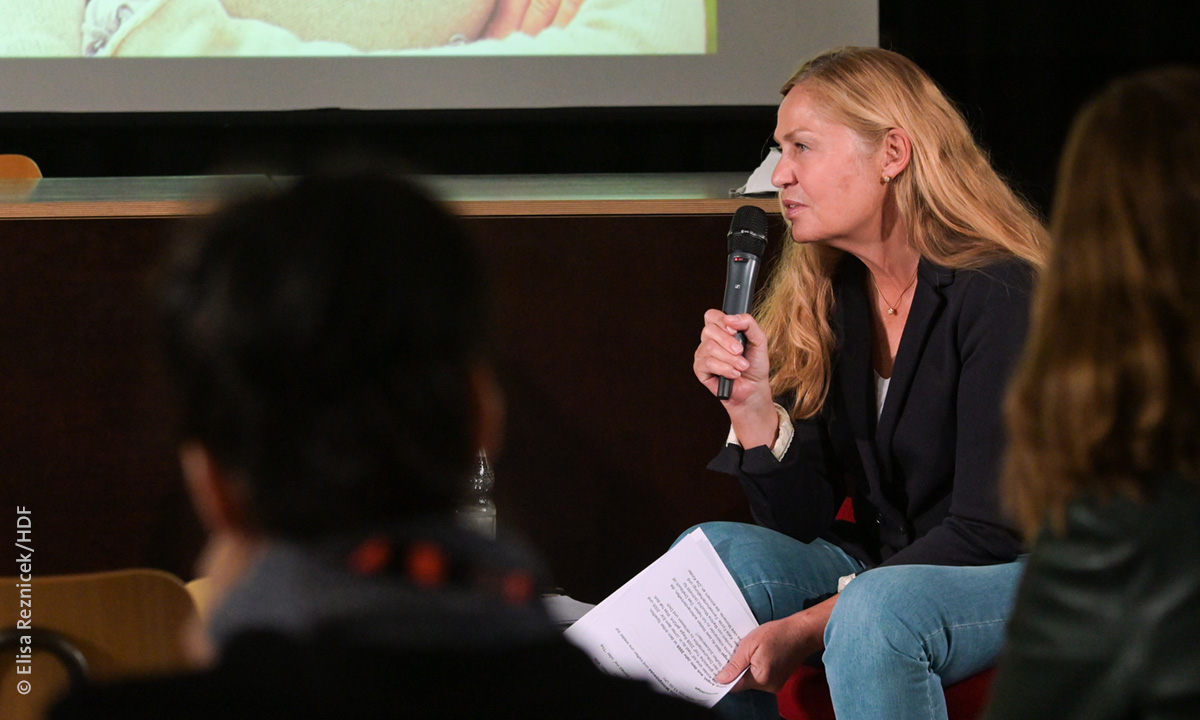 Astrid Beyer vom Haus des Dokumentarfilms bei der Moderation der Meisterklasse mit Aelrun Goette