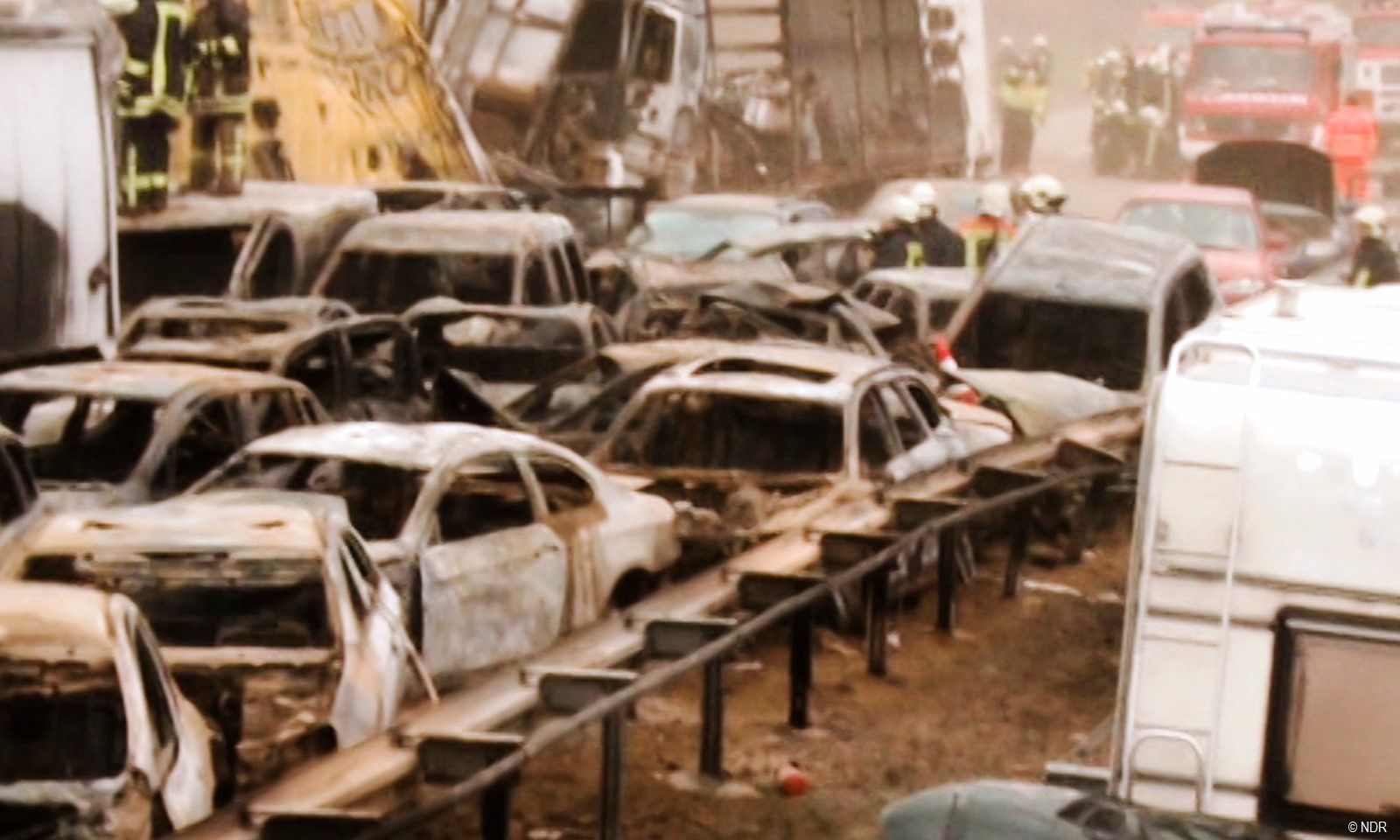 Massenkarambolage aufgrund eines Sandsturms auf der Autobahn. Filmstill aus "Der Sandsturm" (c) NDR