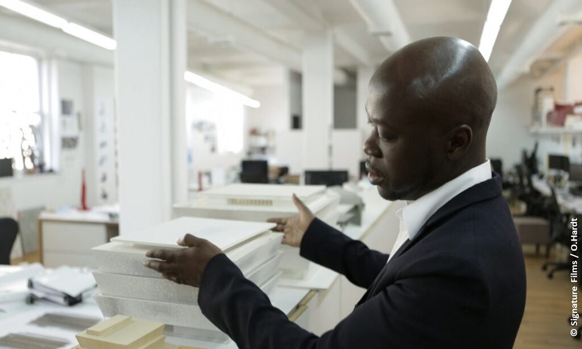 David Adjaye aus der Doku "David Adjaye: Museum für Afroamerikaner" in Raumwelten 2020 Mediathek