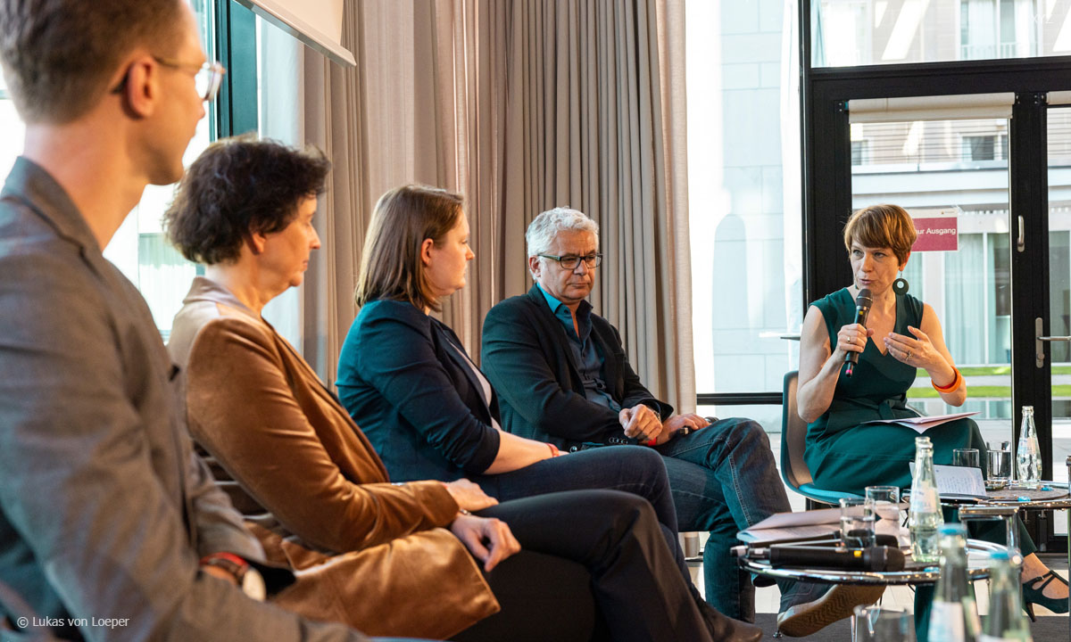 Roman Brodmann Kolloquium: Panel - Teilnehmende der Diskussion TV vs. Plattformen auf der Bühne