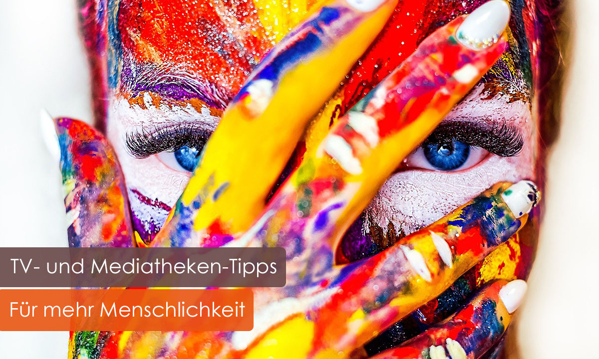 Hauptvisual "Für mehr Menschlichkeit" zeigt Gesicht voller bunter Farben im Close-up (Foto: Ivanogood/Pixabay)