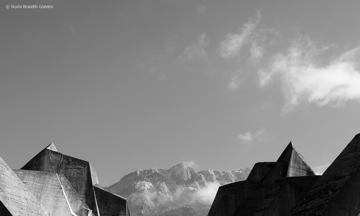 Filmstill aus "Last and First Men". Zu sehen ist eine monumental anmutende Landschaft in Schwarz-Aufnahme-Aufnahme.