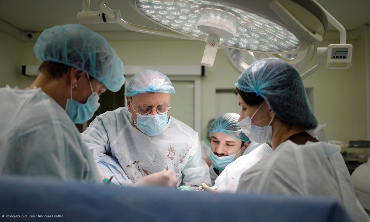 Dr Jürgen Schaff beim OP Einsatz in Moskau mindjazz pictures Foto Andreas Steffan web
