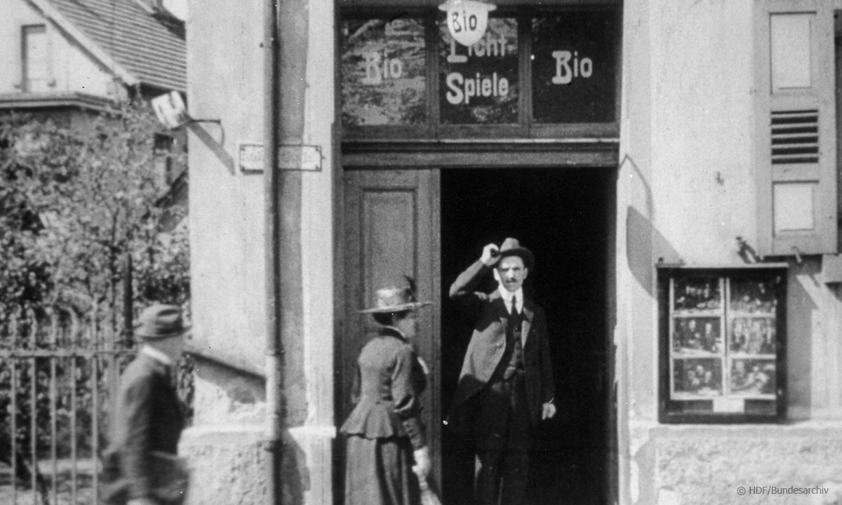 Kino Eroeffnung 1910 by HDF Bundesarchiv web