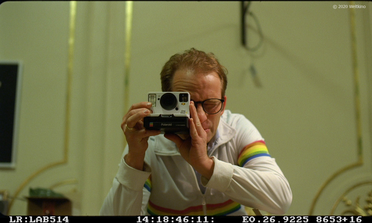 Filmstill: An Impossible Project: Der "Doc" macht ein Foto mit einer Sofortbildkamera,copyright: 2020 Weltkino