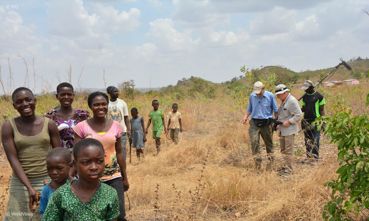 Filmstill aus "Der Waldmacher": Tony Rinaudo unterwegs mit Einheimischen, © WorldVision