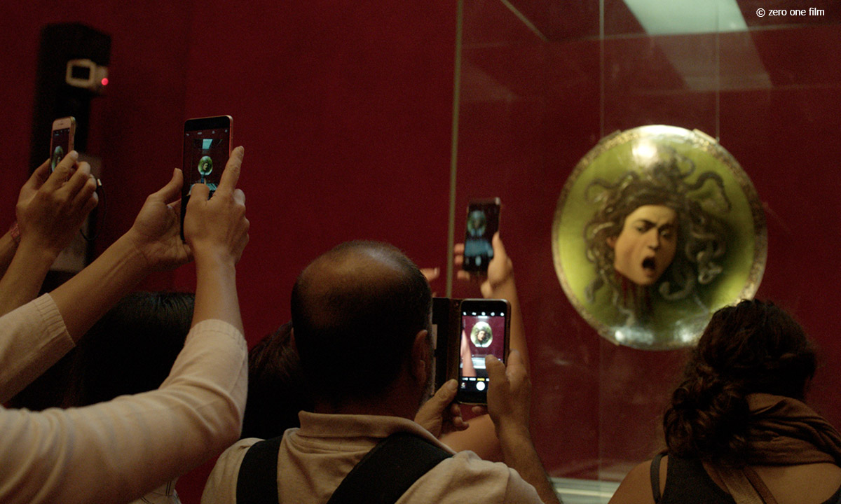 Blick auf Medusa-Gemälde in den Uffizien, das von zahlreichen Smarphones fotografiert wird