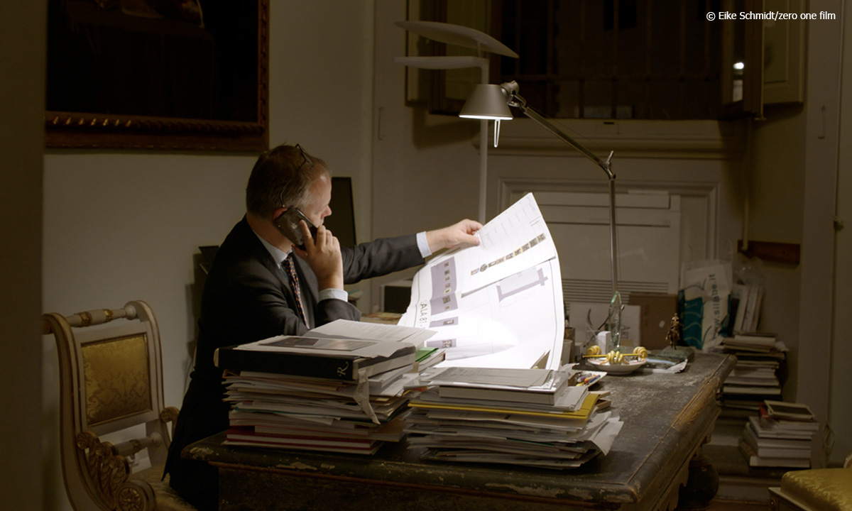 Foto von Eike Schmidt, dem deutschen Direktor der Uffizien bei der Arbeit am Schreibtisch