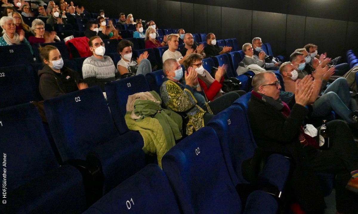 DOK Premiere Narren Ludwigsburg Publikum applaudiert c Günther Ahner HDF web