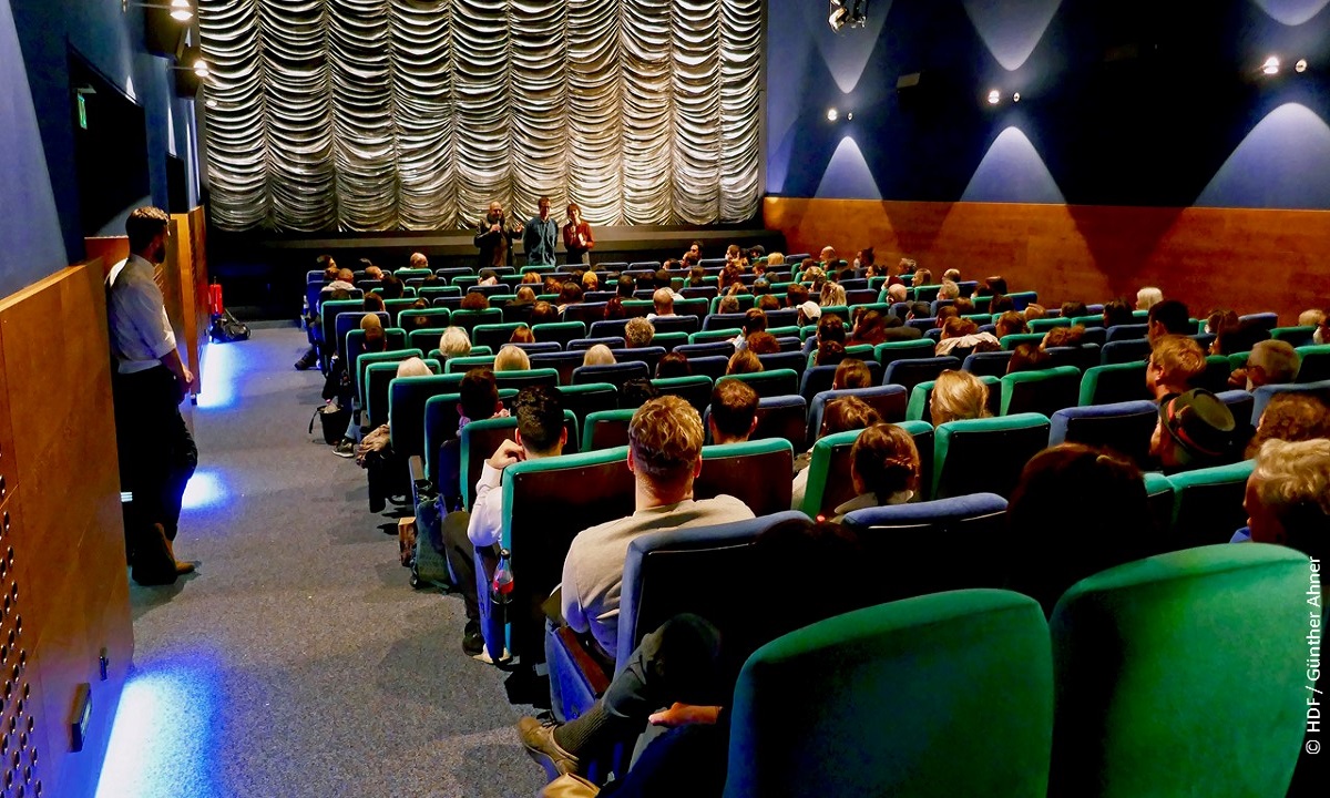 DOK Premiere Stuttgart Zuhurs Töchter Publikum und Leinwand c HDF Günther Ahner web