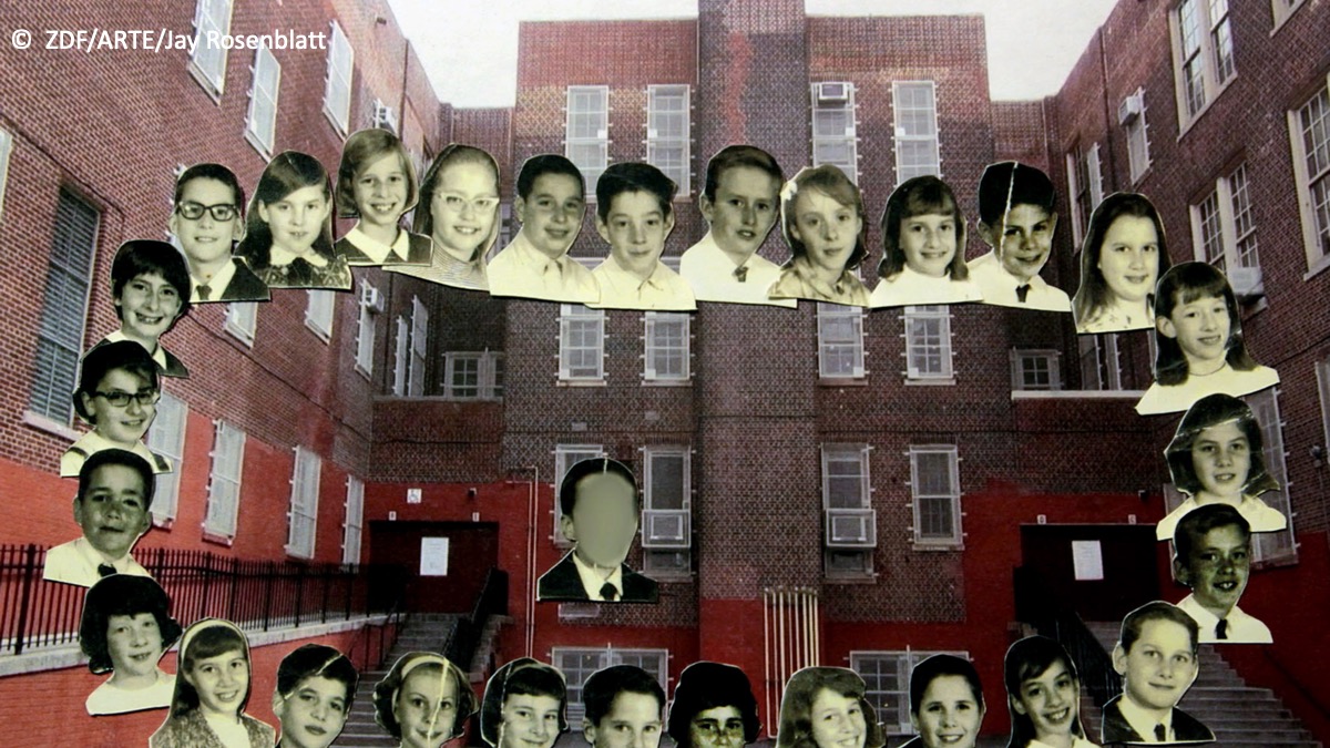 Collage aus einer Fotografie eines Backsteingebäudes und alten Kinderbildern